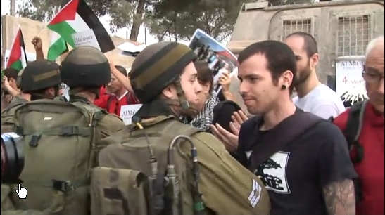 Un jeune Israélien anticolonialiste affronte l'armée d'occupation